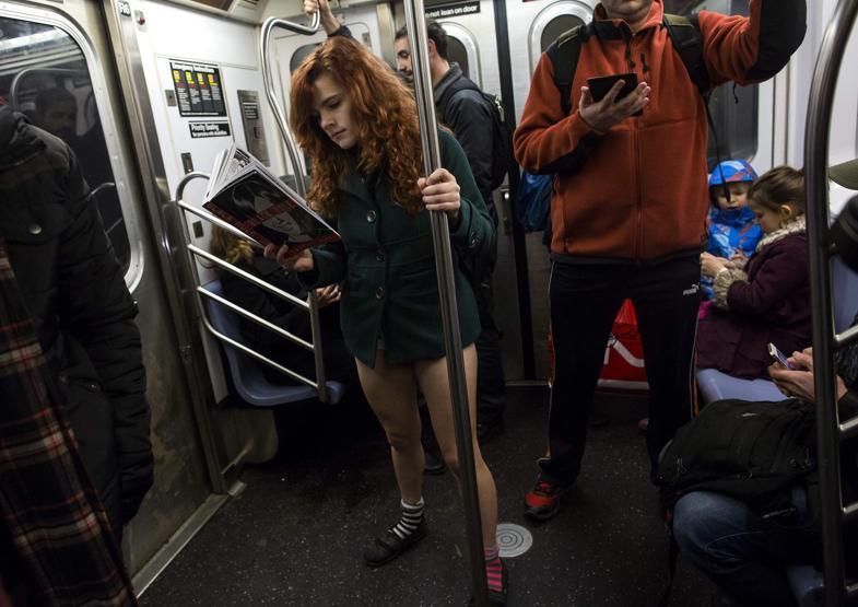 10 bin kişi metroya pantolonsuz bindi