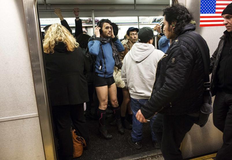 10 bin kişi metroya pantolonsuz bindi