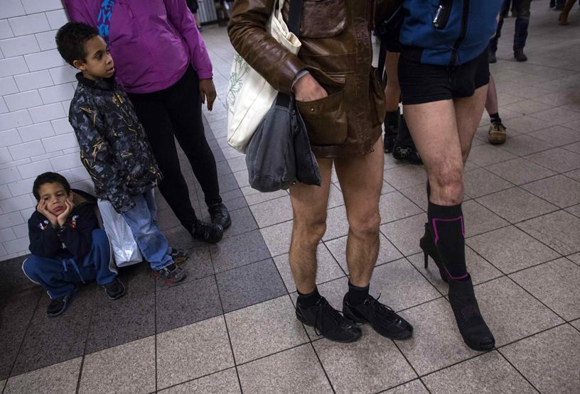 10 bin kişi metroya pantolonsuz bindi