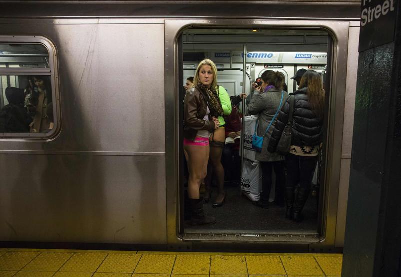 10 bin kişi metroya pantolonsuz bindi