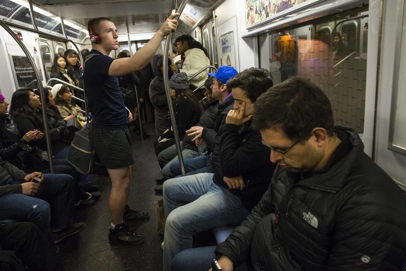 10 bin kişi metroya pantolonsuz bindi