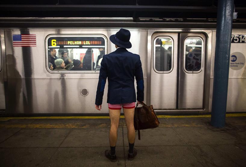 10 bin kişi metroya pantolonsuz bindi