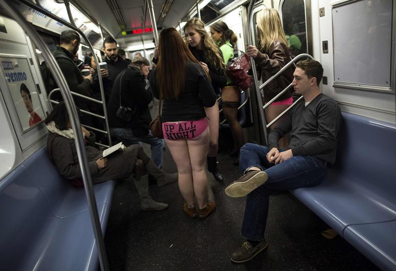 10 bin kişi metroya pantolonsuz bindi