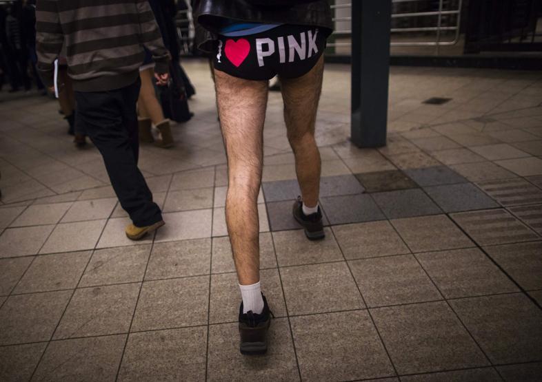 10 bin kişi metroya pantolonsuz bindi