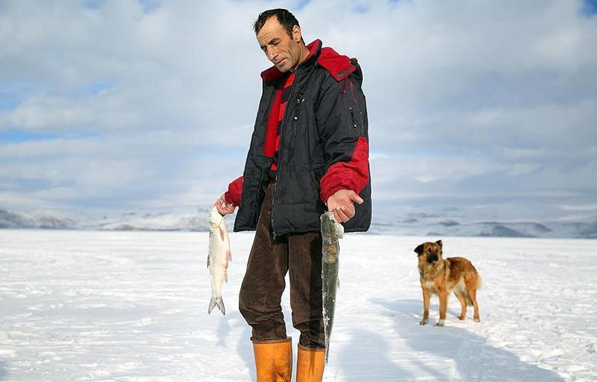 Çıldır Gölünde Eskimo usulü balık avı
