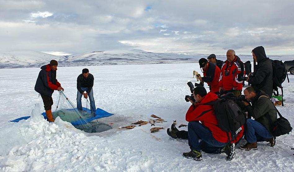 Çıldır Gölünde Eskimo usulü balık avı
