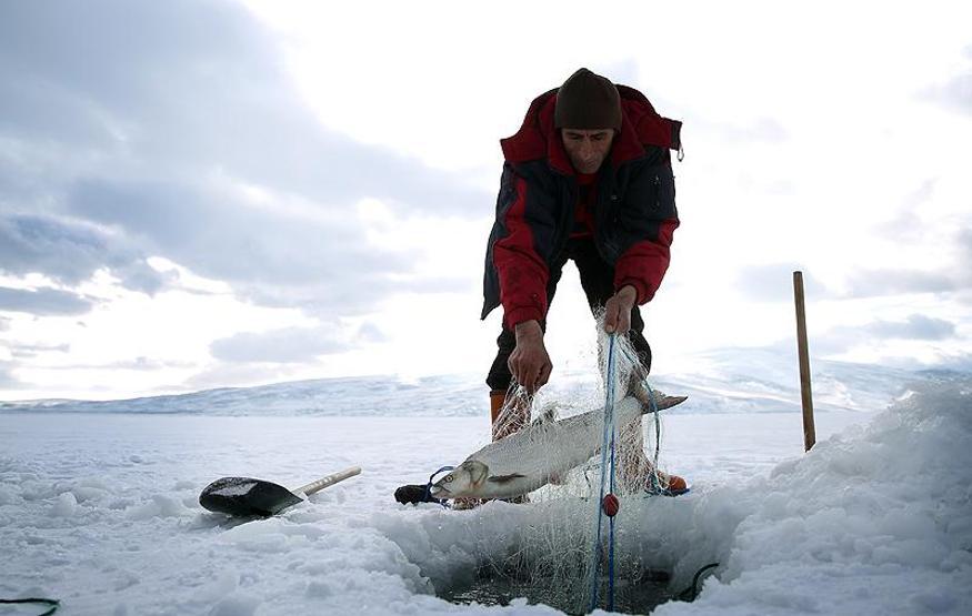 Çıldır Gölünde Eskimo usulü balık avı