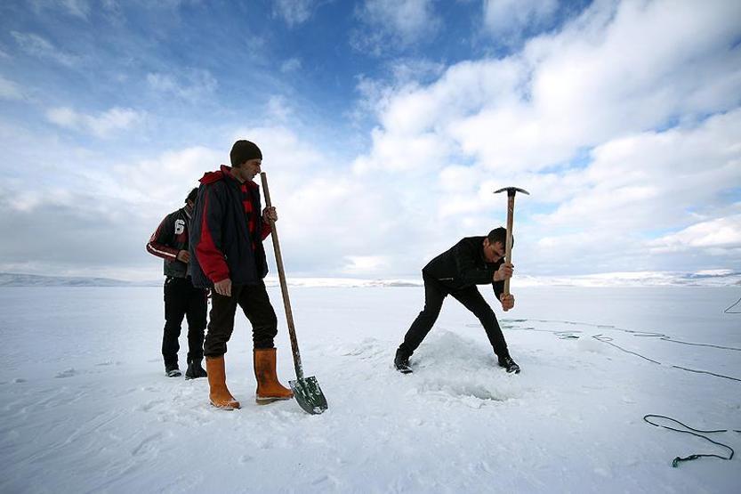 Çıldır Gölünde Eskimo usulü balık avı