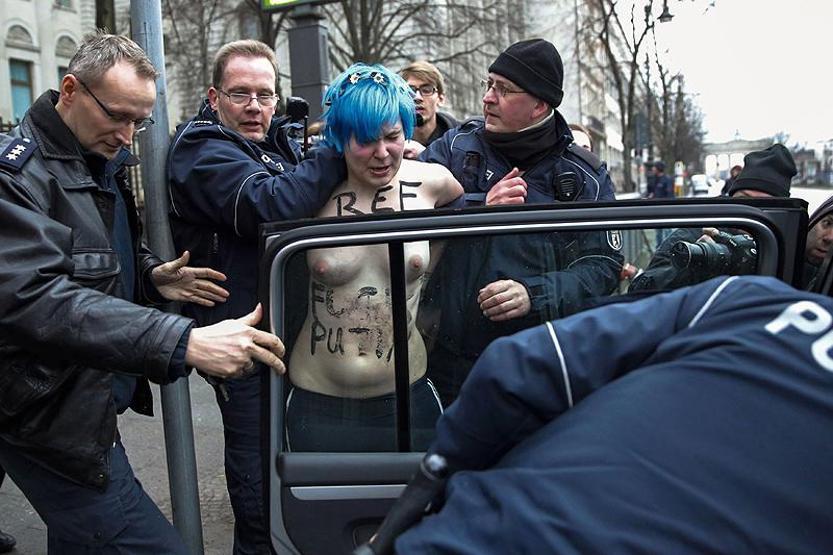 Femen Berlinde eşcinseller için üstsüz protesto yaptı