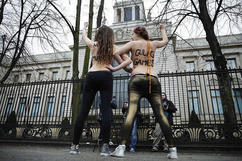 Femen Berlinde eşcinseller için üstsüz protesto yaptı