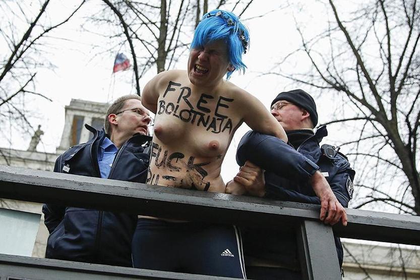 Femen Berlinde eşcinseller için üstsüz protesto yaptı
