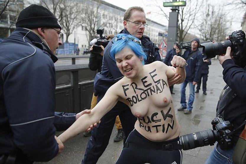 Femen Berlinde eşcinseller için üstsüz protesto yaptı