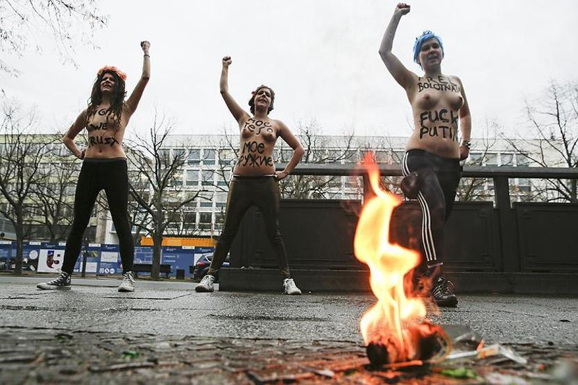 Femen Berlinde eşcinseller için üstsüz protesto yaptı