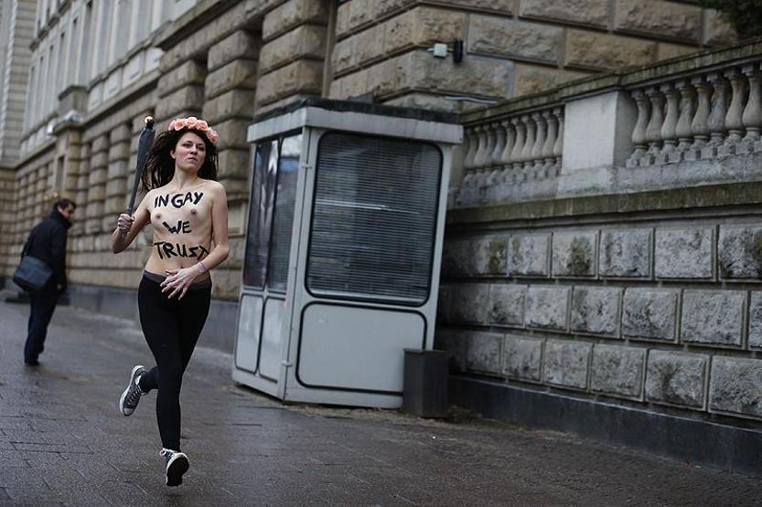 Femen Berlinde eşcinseller için üstsüz protesto yaptı