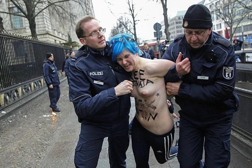 Femen Berlinde eşcinseller için üstsüz protesto yaptı