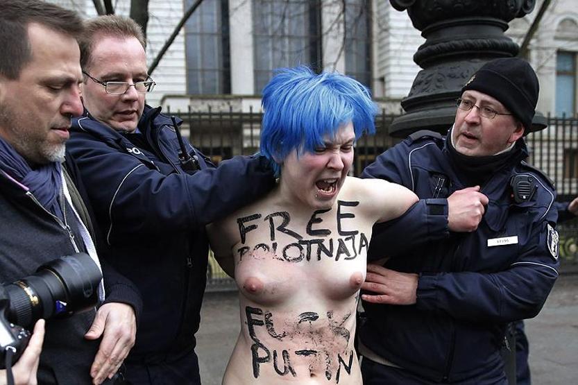 Femen Berlinde eşcinseller için üstsüz protesto yaptı