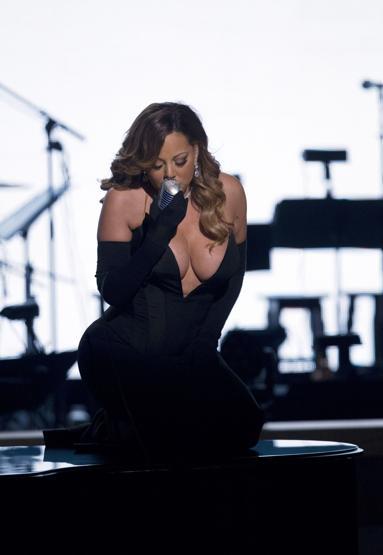 Mariah Careyden derin dekolte