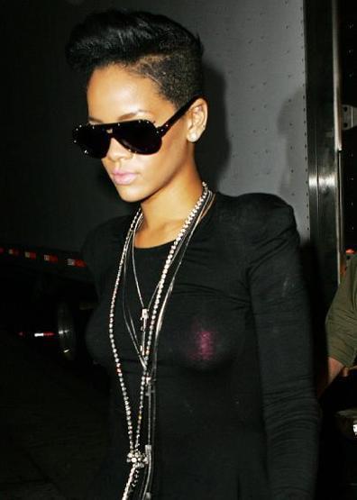 Rihanna sütyen takmayı sevmiyor