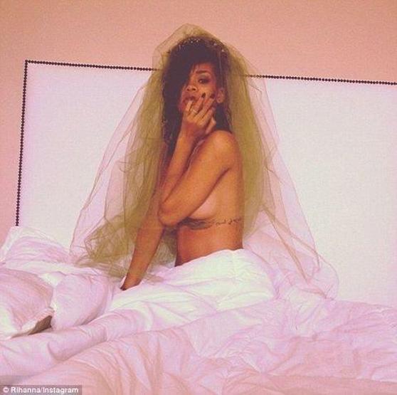 Rihanna sütyen takmayı sevmiyor