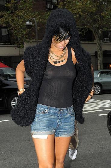 Rihanna sütyen takmayı sevmiyor