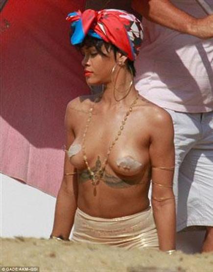 Rihanna sütyen takmayı sevmiyor