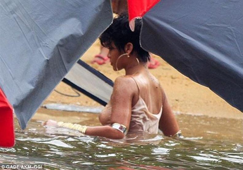 Rihanna sütyen takmayı sevmiyor
