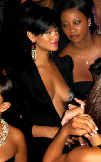Rihanna sütyen takmayı sevmiyor
