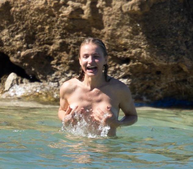 Kız kıza üstsüz tatil