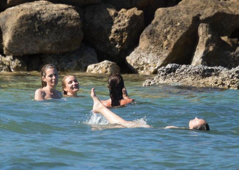 Kız kıza üstsüz tatil