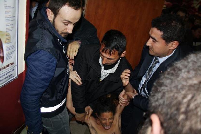 Femen İstanbulda seçimi protesto etti