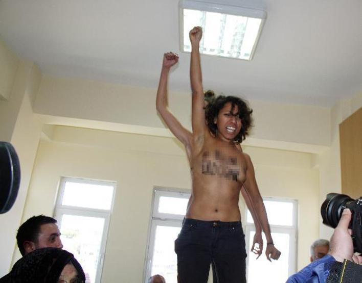 Femen İstanbulda seçimi protesto etti