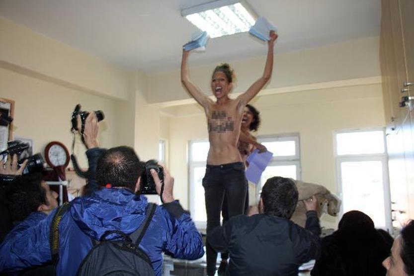 Femen İstanbulda seçimi protesto etti