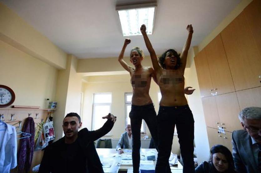 Femen İstanbulda seçimi protesto etti
