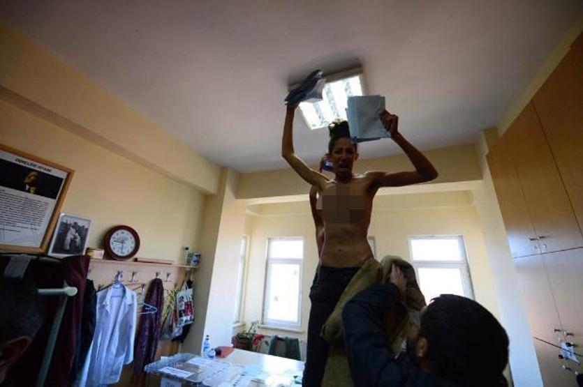 Femen İstanbulda seçimi protesto etti