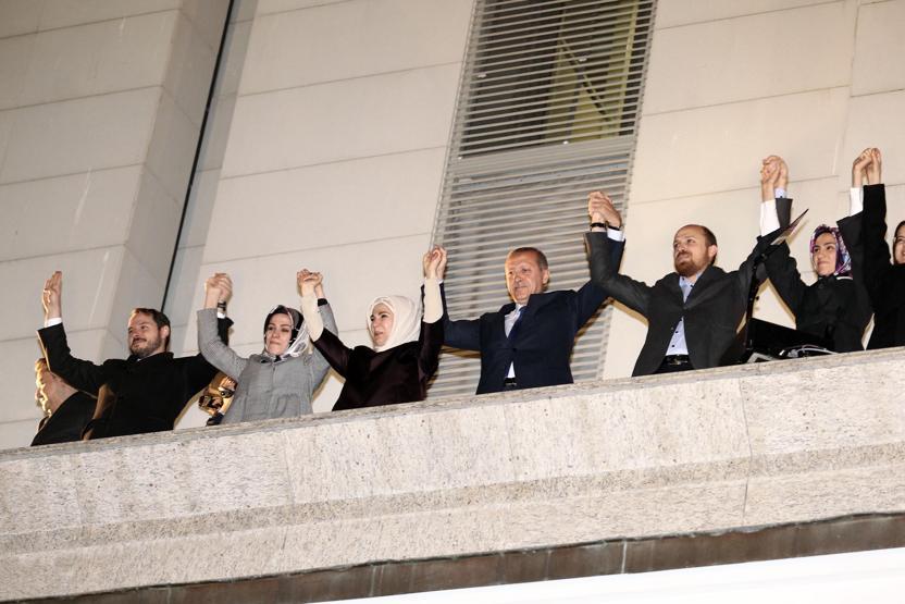 Erdoğan ailesi tam kadro balkon konuşmasındaydı
