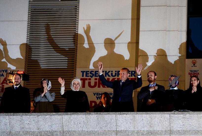 Erdoğan ailesi tam kadro balkon konuşmasındaydı