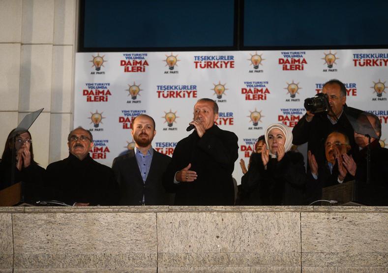 Erdoğan ailesi tam kadro balkon konuşmasındaydı
