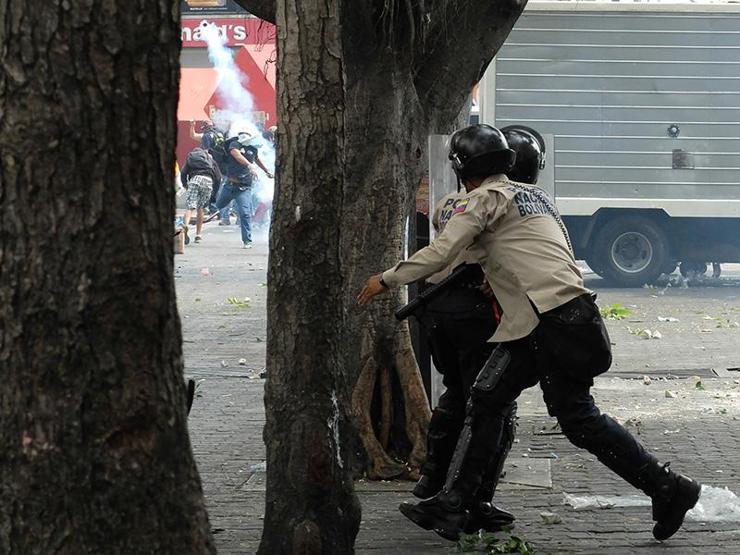 Muhalif lider meclisten atıldı, Venezuela karıştı