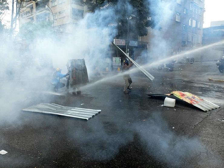 Muhalif lider meclisten atıldı, Venezuela karıştı