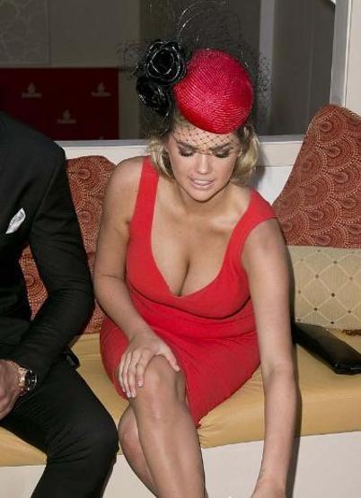 Kate Upton göğüslerinden memnun değil