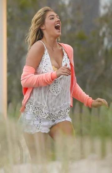 Kate Upton göğüslerinden memnun değil