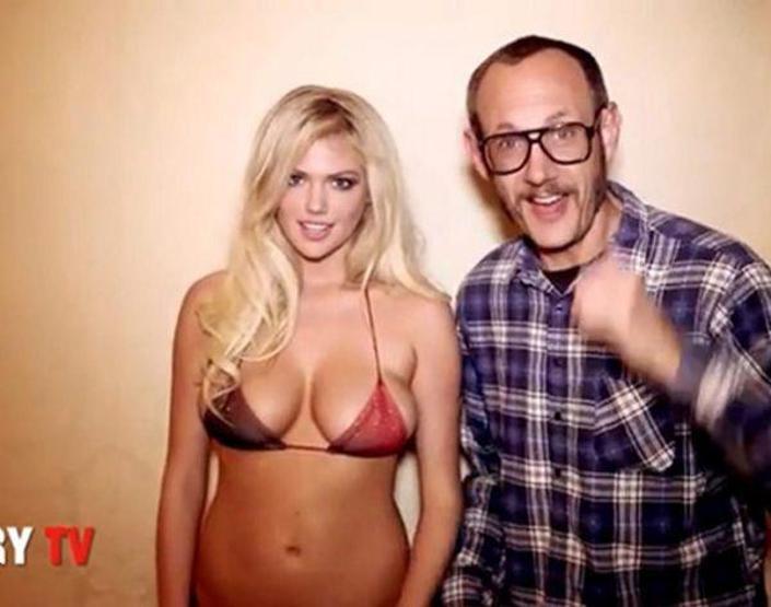 Kate Upton göğüslerinden memnun değil