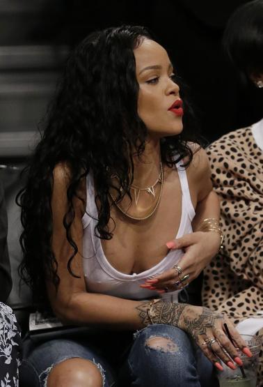 Rihanna yine sütyenini unuttu