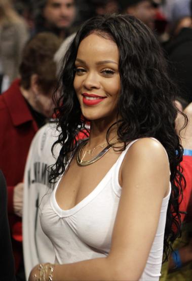 Rihanna yine sütyenini unuttu