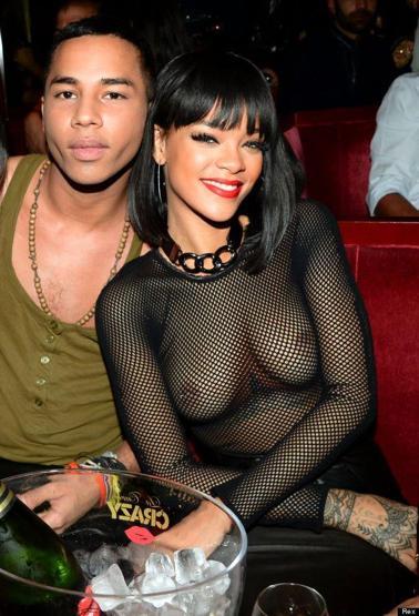 Rihanna yine sütyenini unuttu
