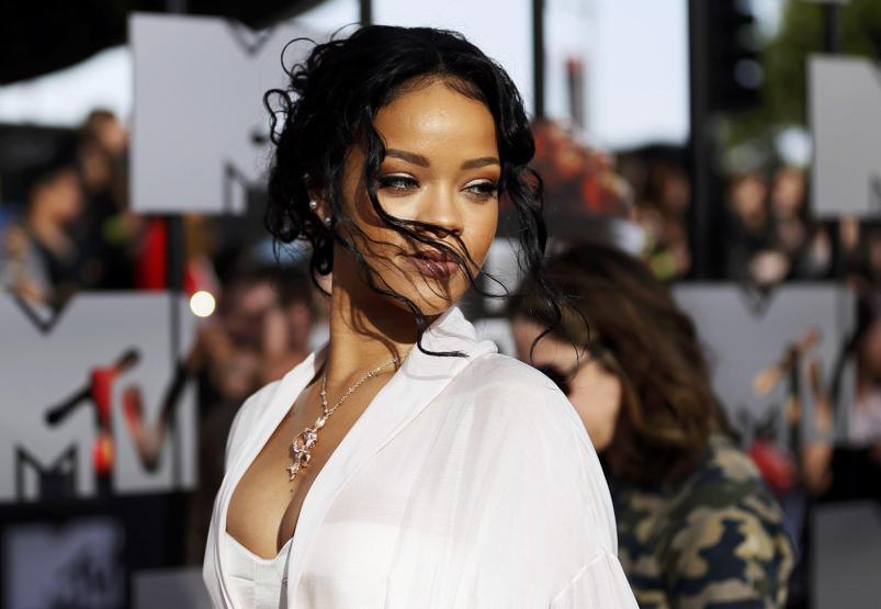 Rihanna yine sütyenini unuttu