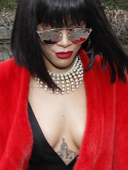 Rihanna yine sütyenini unuttu