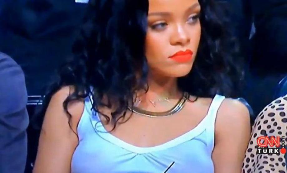 Rihanna yine sütyenini unuttu
