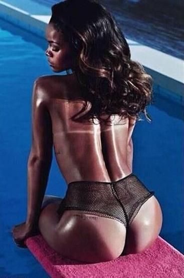 Rihannadan olay yaratan pozlar