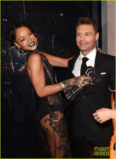 Rihanna transparan elbisesiyle göz kamaştırdı